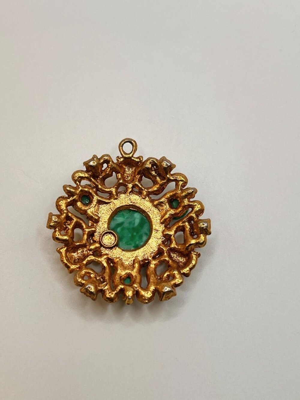 Vintage 1960s Golden Lions Pendant Green Cabochon Faux Pearl Gold Tone - Picture 4 of 4